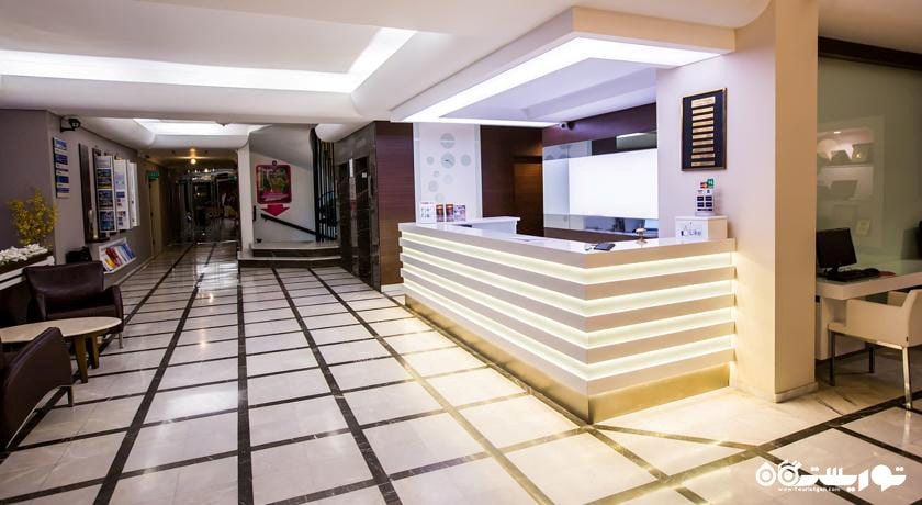 نمایی از میز پذیرش